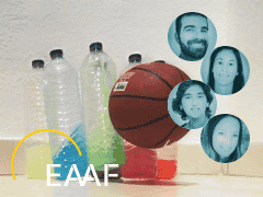 6 garrafas de plástico transparente com líquidos coloridos derrubadas por uma bola e 4 círculos contendo retratos de 4 pessoas e logótipo EAAF sobrpostos