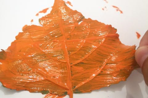 Folha de árvore coberta de tinta laranja
