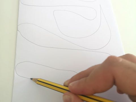 Folha ligeiramente dedobrada após a dobra a meio com lápis por cima