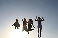 4 pessoas em salto no ar