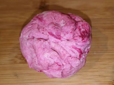 Bola irregular de massa rosada