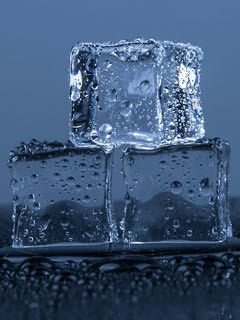 1 cubo de gelo em cima de outros 2 lado a lado em fundo azul
