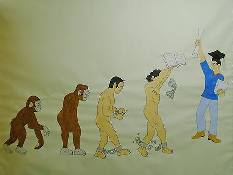 Painel pintado com um macaco à esquerda, um homem com chapéu de traje académico e levantando um canudo e 3 figuras entre ambos representando a passagem de um extremo ao outro, uma delas algemada e outra rompendo as grilhetas.