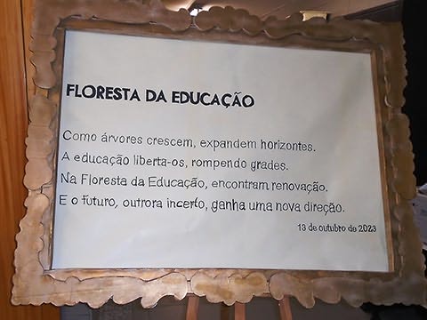 Texto abaixo transcrito com «Floresta da Educação» como título e moldura dourada.