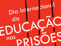 «Dia Internacional da Educação nas Prisões» a branco em fundo vermelho com 3 barras negras finas ao alto (2 algo inclinadas)
