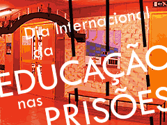 «Dia Internacional da Educação nas Prisões» a branco e 3 barras negras finas ao alto (2 algo inclinadas) sobrepostas a foto avermelhada de paredes com painéis desenhados e frases e uma ponte em arco entre duas paredes