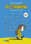 Mi&uacute;do a caminhar de mochila e, em fundo, muitos pares de olhos