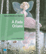 Menina vestida de rosa com asas translúcidas no meio de floresta e à beira de espelho de água