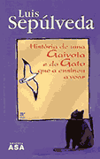 Gato preto anafado olha para gaivota a voar; fundo roxo e creme