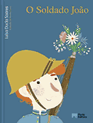 Soldado de capacete com flores enfiadas no cano da arma