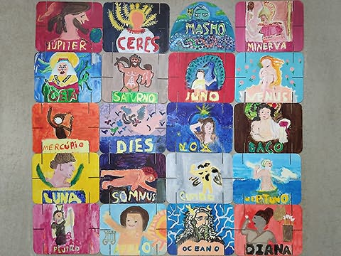 20 placas dispostas em quadrado muito coloridas, pintadas com deuses greco-romanos