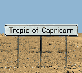 Tabuleta «Tropic of Capricorn» em terreno seco