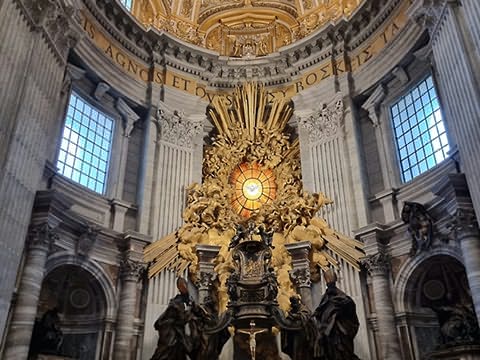 Interior de edifício religioso com altar e cúpula dourados