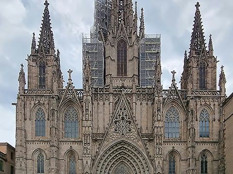 Fachada de catedral com arcos em ogiva, v&aacute;rias torres pontiagudas e detalhes esculpidos