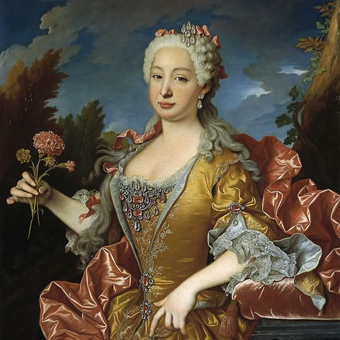 (Pintura) Mulher com cabelos brancos, vestido dourado, capa rosa e segurando flores numa mão