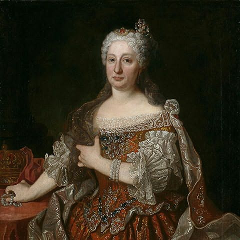 Senhora de pele muito branca, cabelo branco em cachos e com algumas j&oacute;ias e vestido vermelho alaranjado com rendas