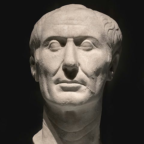 (Busto) Homem com cabelo a diminuir na frente