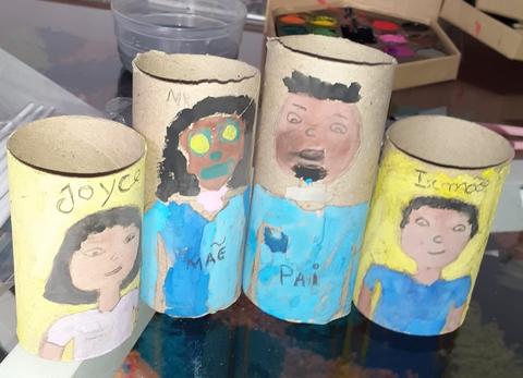 Membros da família desenhados e coloridos com lápis de cor e aguarela em rolos de papel higiénico